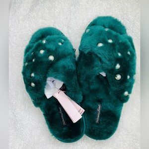VICTORIA'S SECRET, Criss Cross Faux Pearl Fur Slides